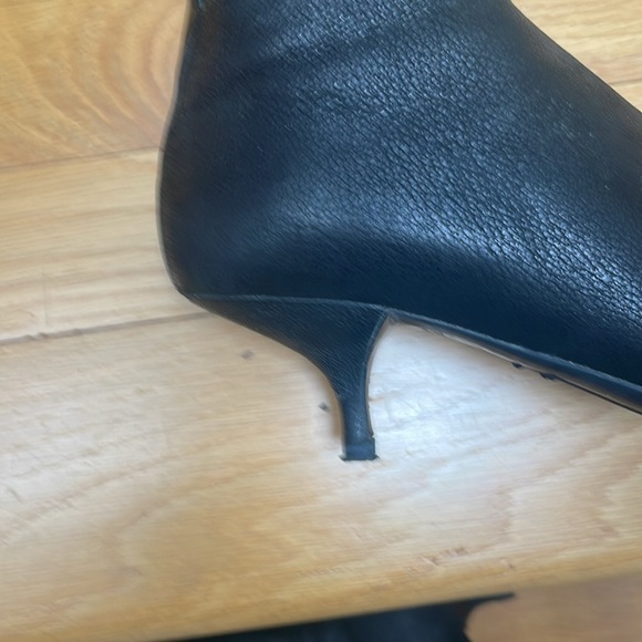 Very attractive looking Prada black boots size 38. Notice design in leather. - Picture 7 of 13